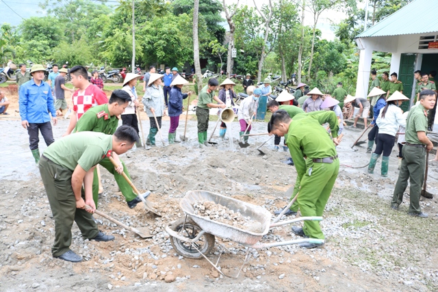 Tuổi trẻ cụm thi đua số 6 Công an tỉnh ra quân xây dựng nông thôn mới và tặng quà gia đình chính sách tại xã Tân Bắc