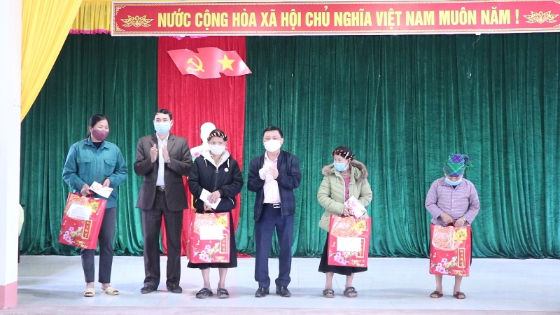 Đồng chí Nguyễn Minh Tiến, Trưởng Ban Tổ chức Tỉnh ủy tặng quà Tết cho hộ nghèo, cận nghèo tại xã Yên Thành và xã Tân Bắc