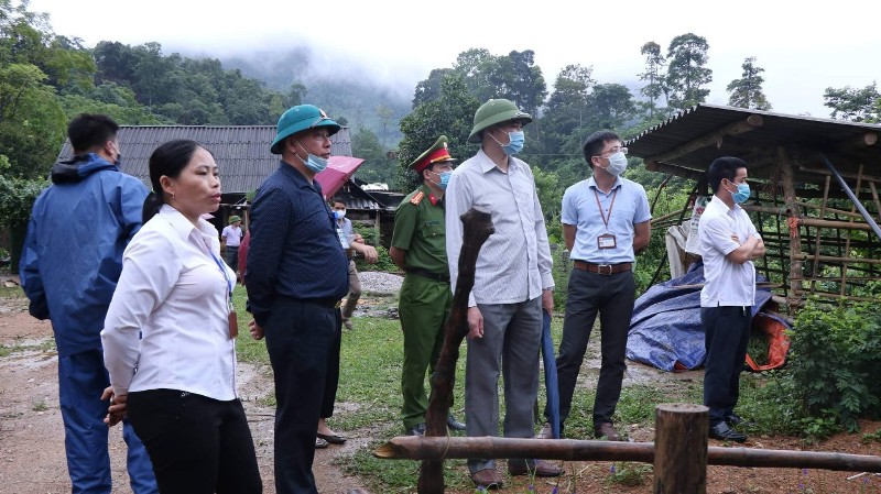 Phó Bí thư T.Tr Huyện ủy Nguyễn Công Sự làm việc tại xã Nà Khương